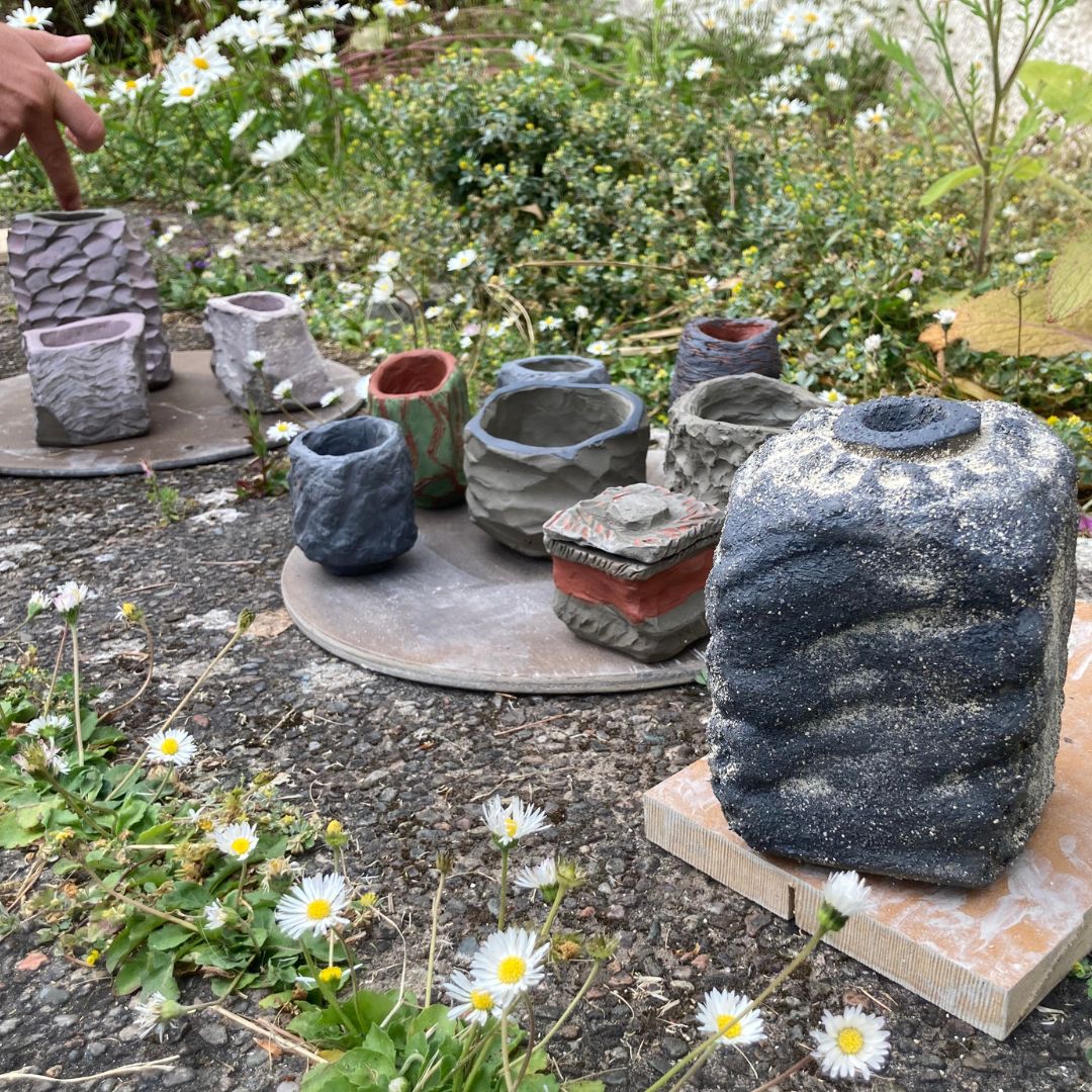 Blue and red pots of various sizes